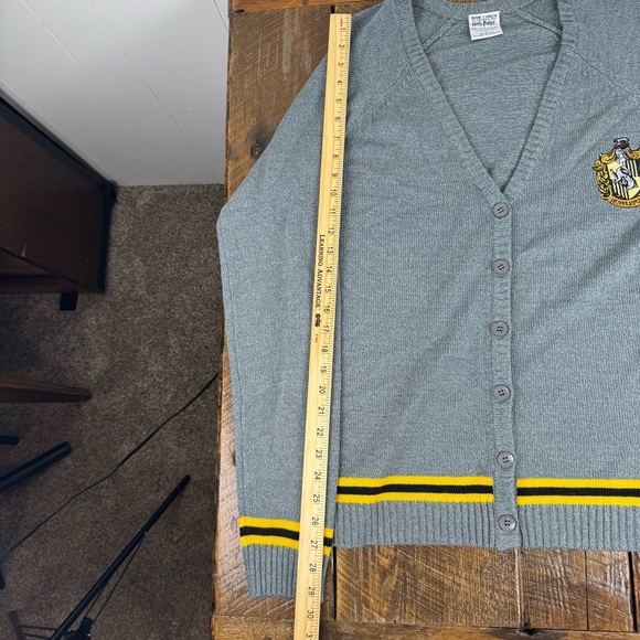 Hufflepuff House Crest Cardigan – Harry Potter Official Knitwear - Picture 10 of 14